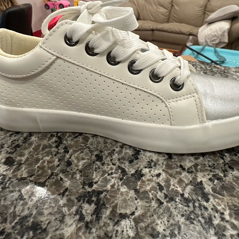 EUC FabKids White Sneakers with sequin Black Star - Picture 6 of 13